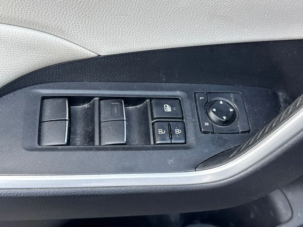 Used 2021  Toyota XLE Premium image 6