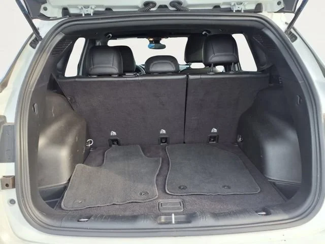 Used 2024  Jeep Latitude image 21