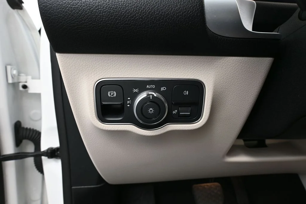 Used 2022 White Mercedes-Benz 300 image 32