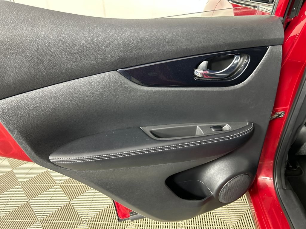 Used 2018 Red Nissan SL image 16