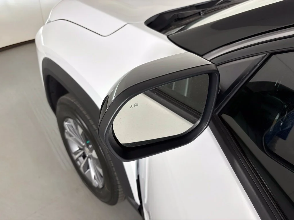 New 2027 Summit White Chevrolet LT image 15