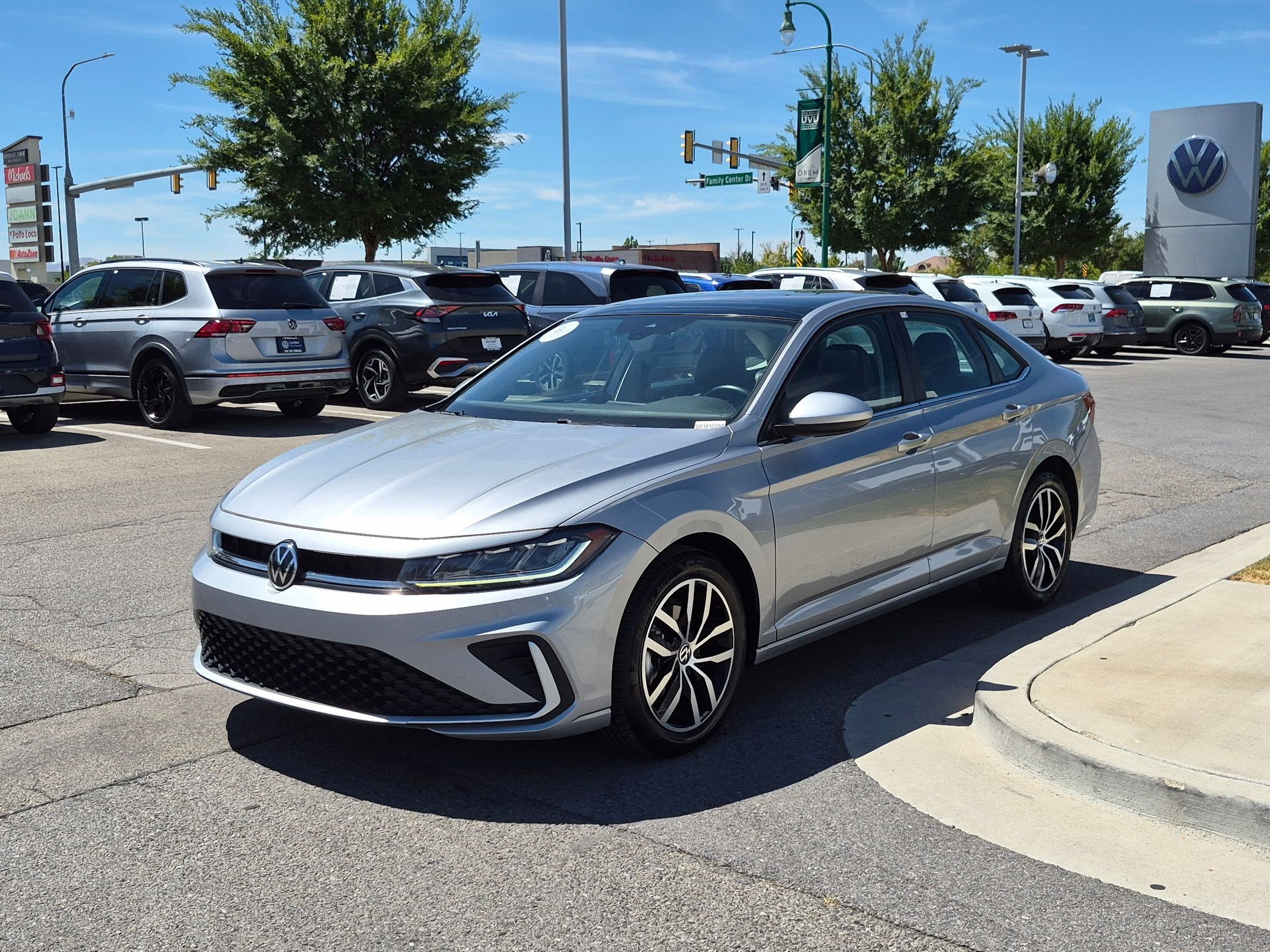 Certified Used 2025 Platinum Gray Metallic Volkswagen SE image 9