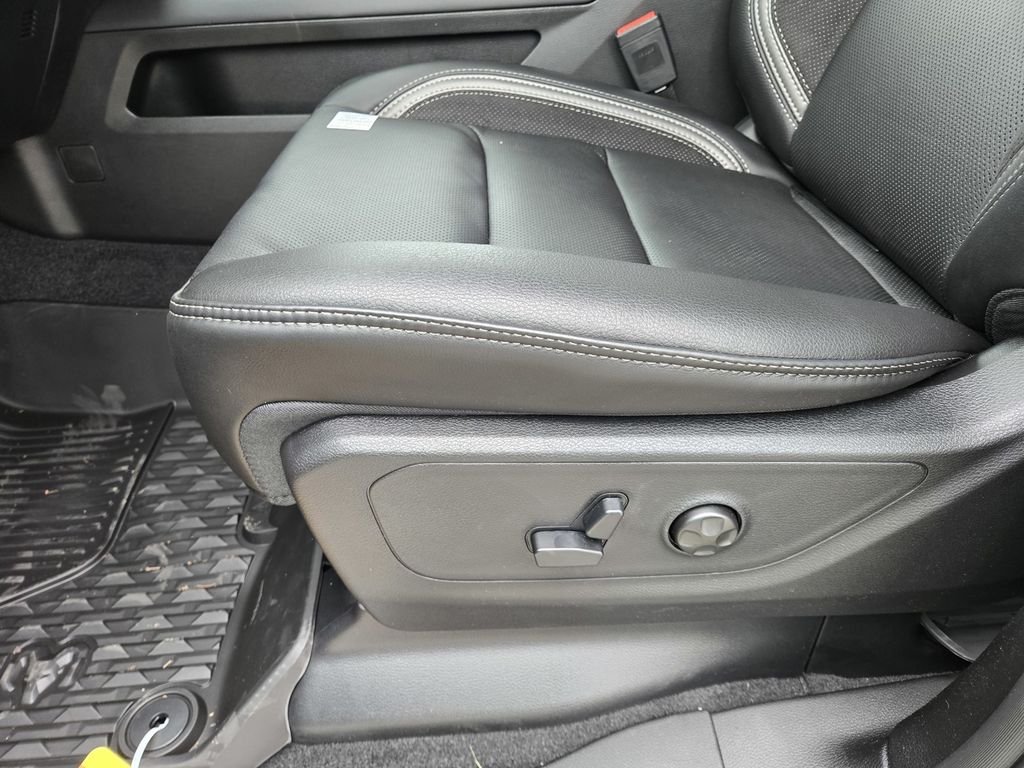 New 2026 Diamond Black Crystal Pearl-Coat Exterior Paint RAM RHO image 9