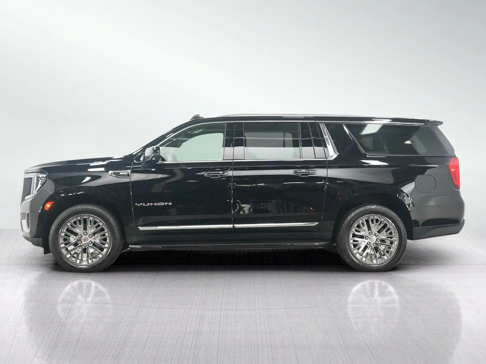Used 2023 GMC Yukon XL SLT with VIN 1GKS2GKD2PR182337 for sale in Roseville, Minnesota