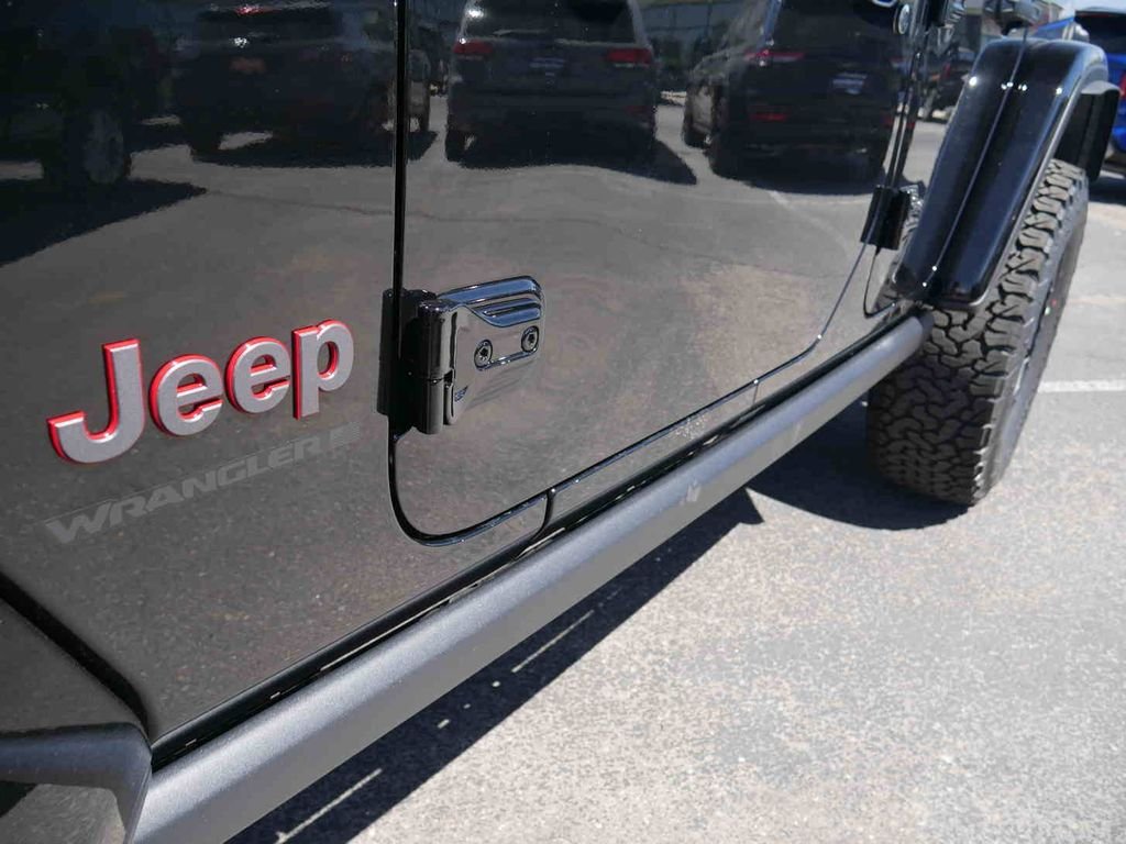 New 2026 Black Clear-Coat Exterior Paint Jeep  image 13