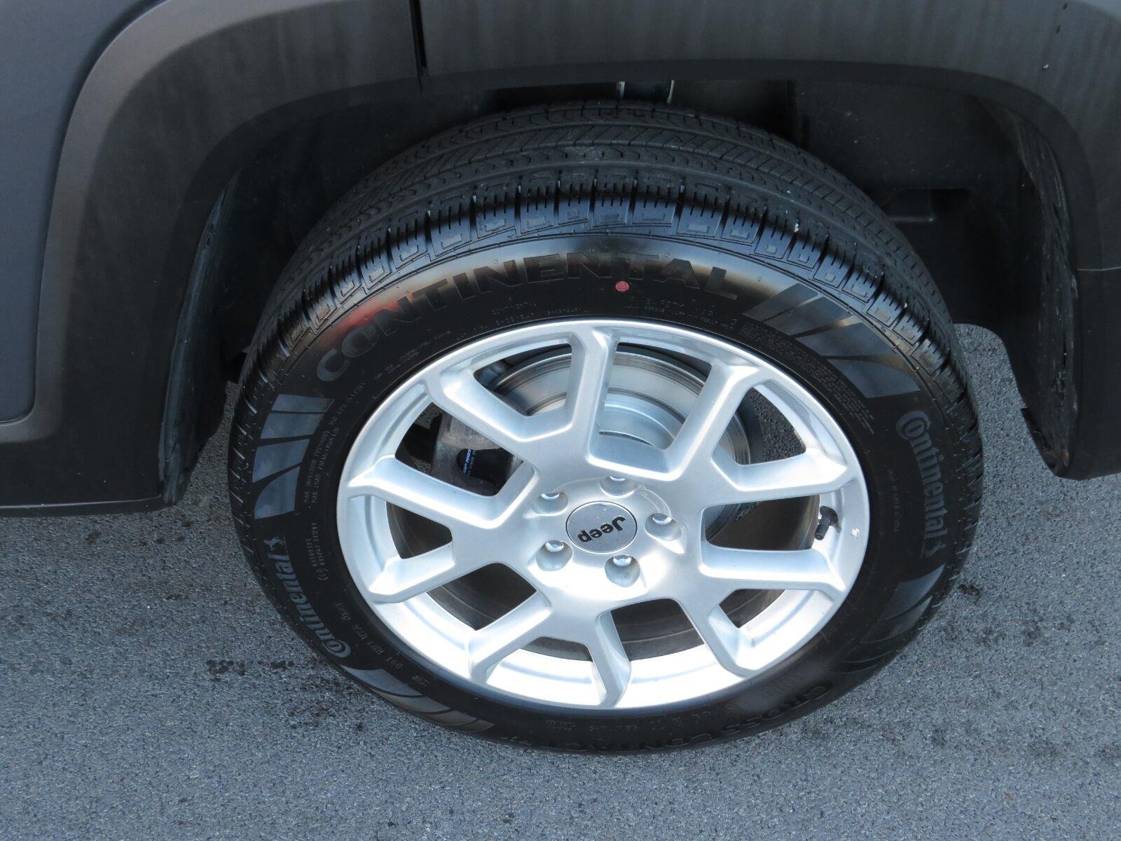 Used 2023 Graphite Gray Jeep Latitude image 17