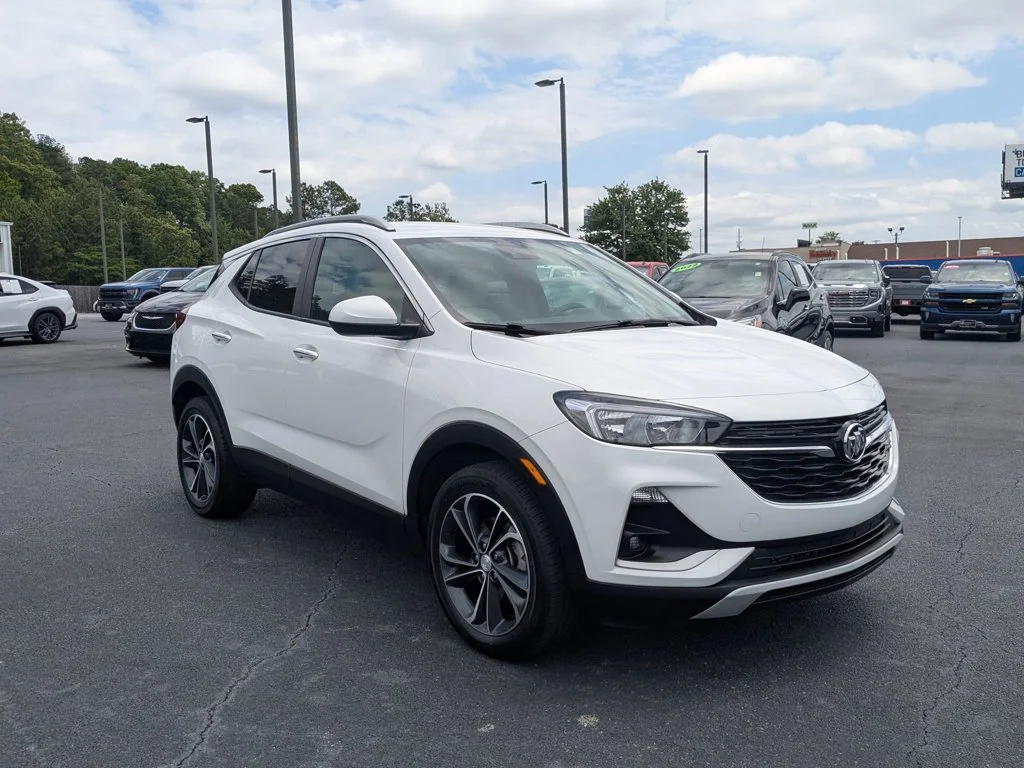 Used 2022 Summit White Buick Select image 3