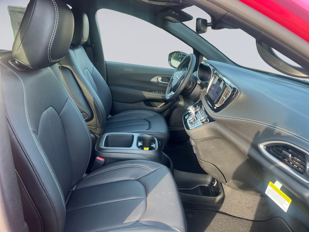 2026 Chrysler Pacifica Select - Photo 18