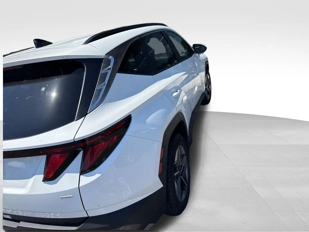 Used 2025 White Hyundai SEL image 10