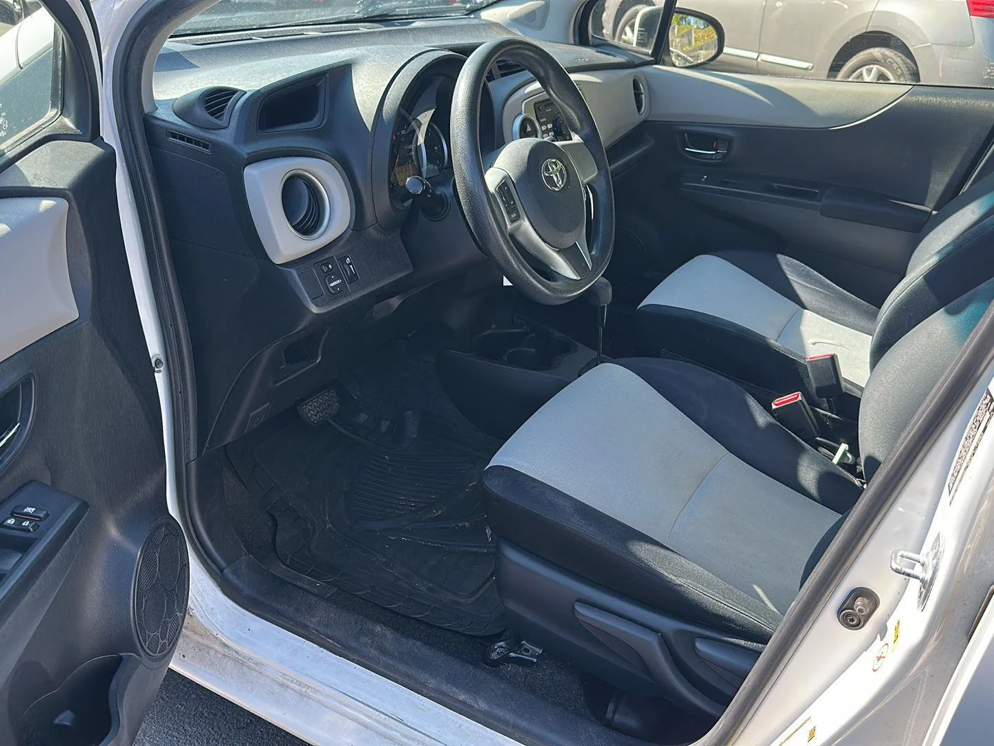 Used 2012  Toyota L image 7