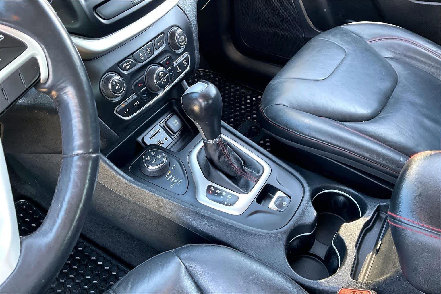 Used 2016 Bright White Clearcoat Jeep Trailhawk image 16