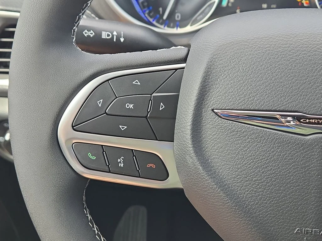 New 2026 Diamond Black Crystal Pearl-Coat Exterior Paint Chrysler Select image 17