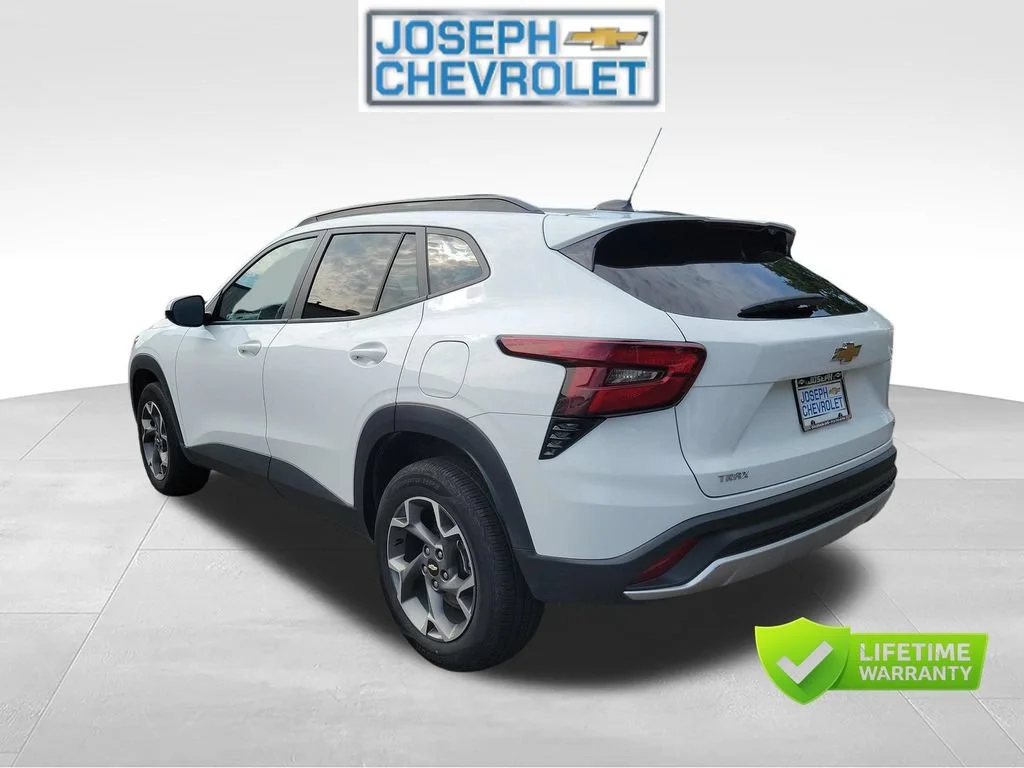 Used 2025 Summit White Chevrolet LT image 3