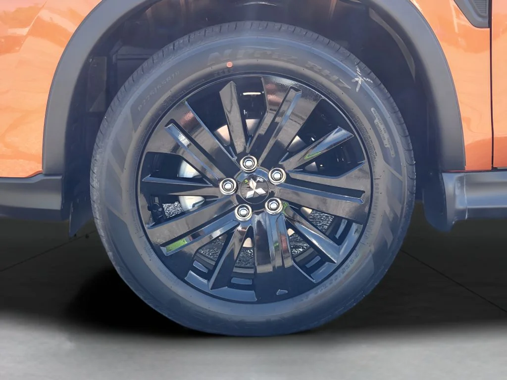 New 2026 Sunshine Orange Metallic Mitsubishi LE image 26