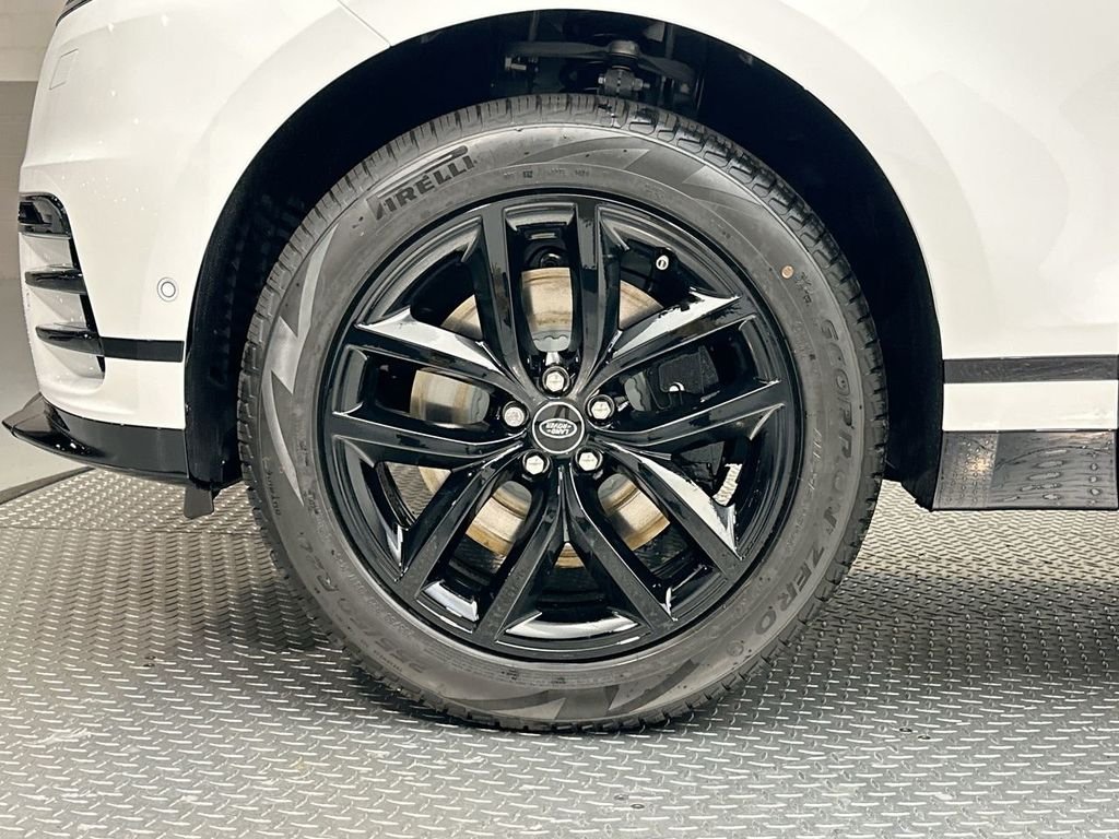 Used 2026 Fuji White Land Rover Dynamic SE image 4