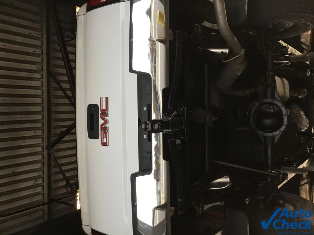 Used 2018 White GMC Base image 17
