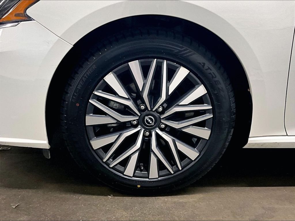 Used 2025 White Nissan 2.5 SV image 7