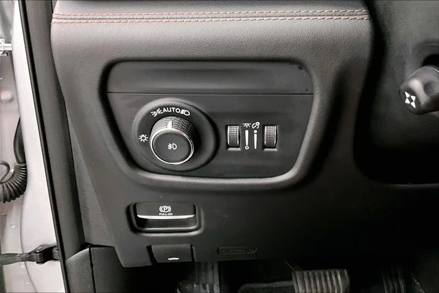 Used 2022 Silver Zynith Jeep Summit Reserve image 39