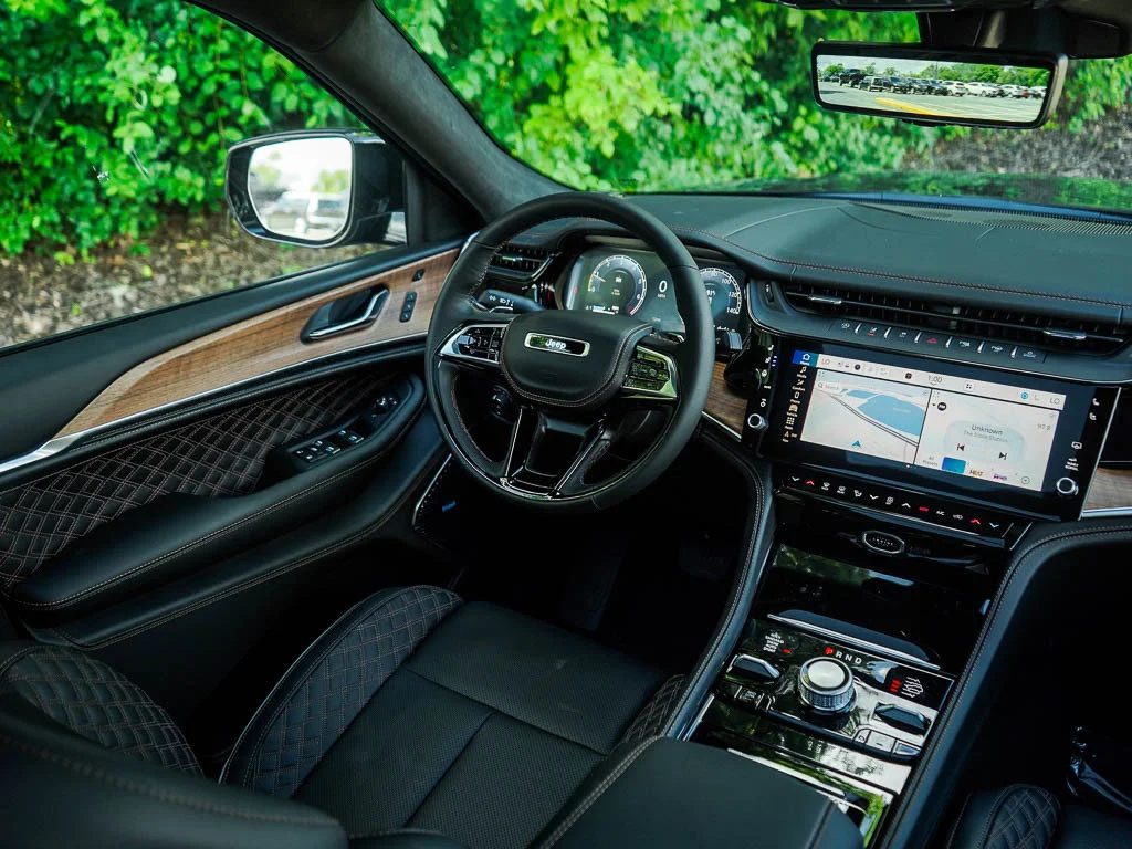 New 2026 Diamond Black Crystal Pearlcoat Jeep Summit image 16