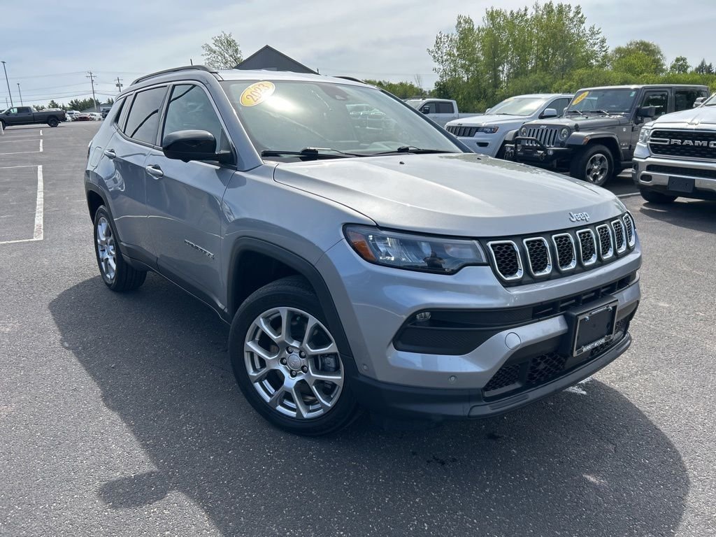 2023 Jeep Compass Latitude Lux 4X4's photo