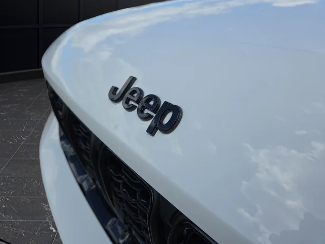 New 2025 Bright White Clear-Coat Exterior Paint Jeep Altitude X image 39