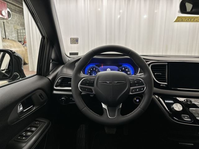Used 2025 Black Chrysler Select image 15