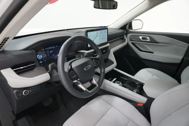 Used 2025 Star White Metallic Tri-Coat Ford Platinum image 17