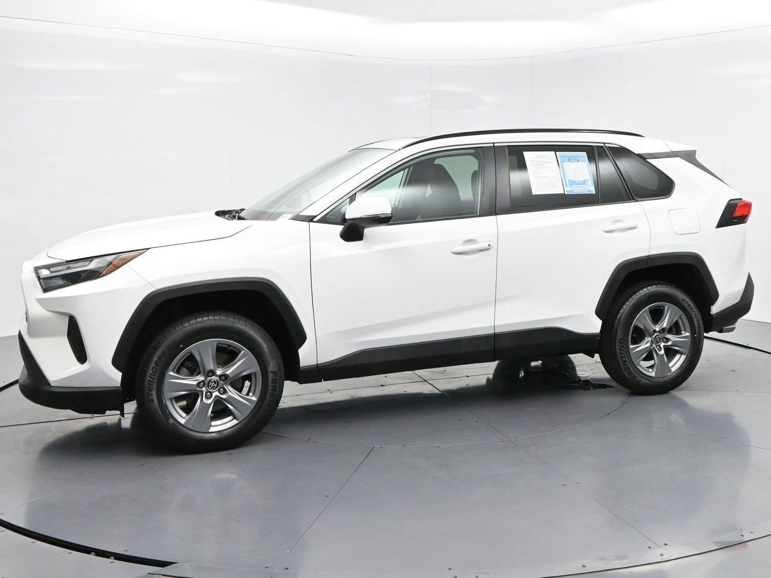 Used 2022 White Toyota XLE image 4