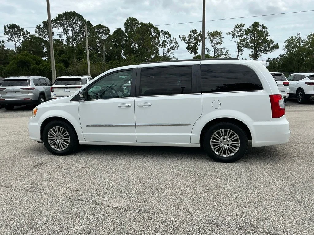 Used 2014 White Chrysler Touring-L image 6