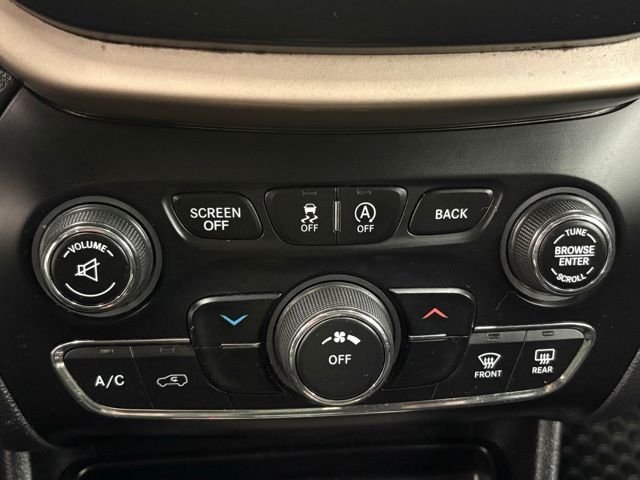 Used 2016 Silver Jeep Latitude image 26