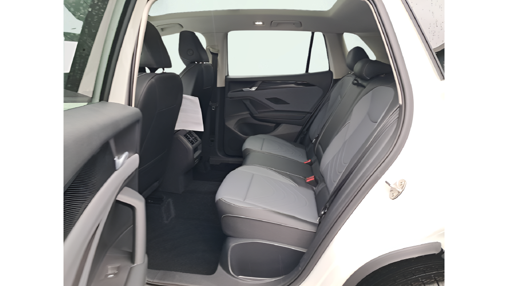 New 2025 White/off-white Volkswagen 2.0T SE image 9