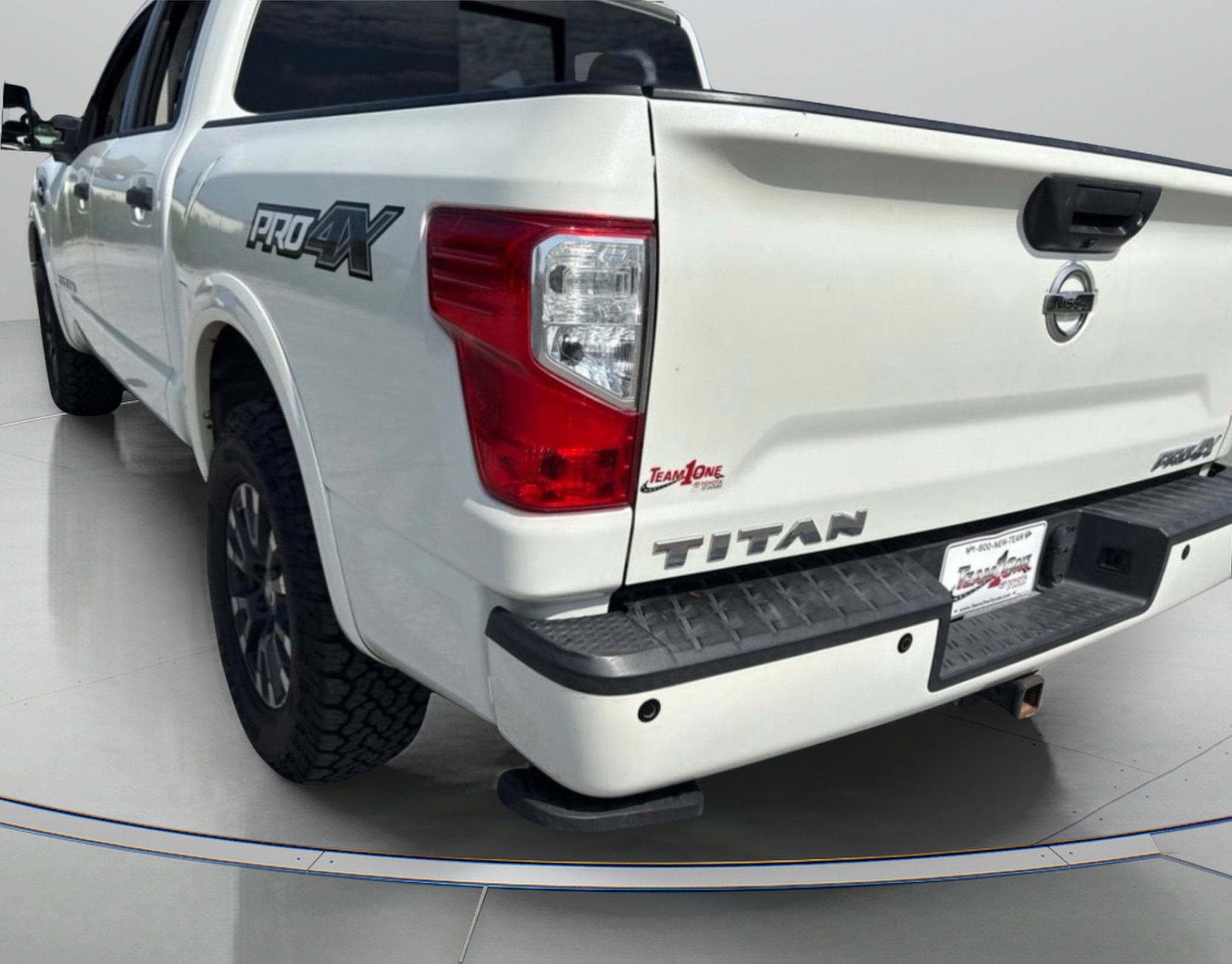 Used 2017 Pearl White Nissan PRO-4X image 7