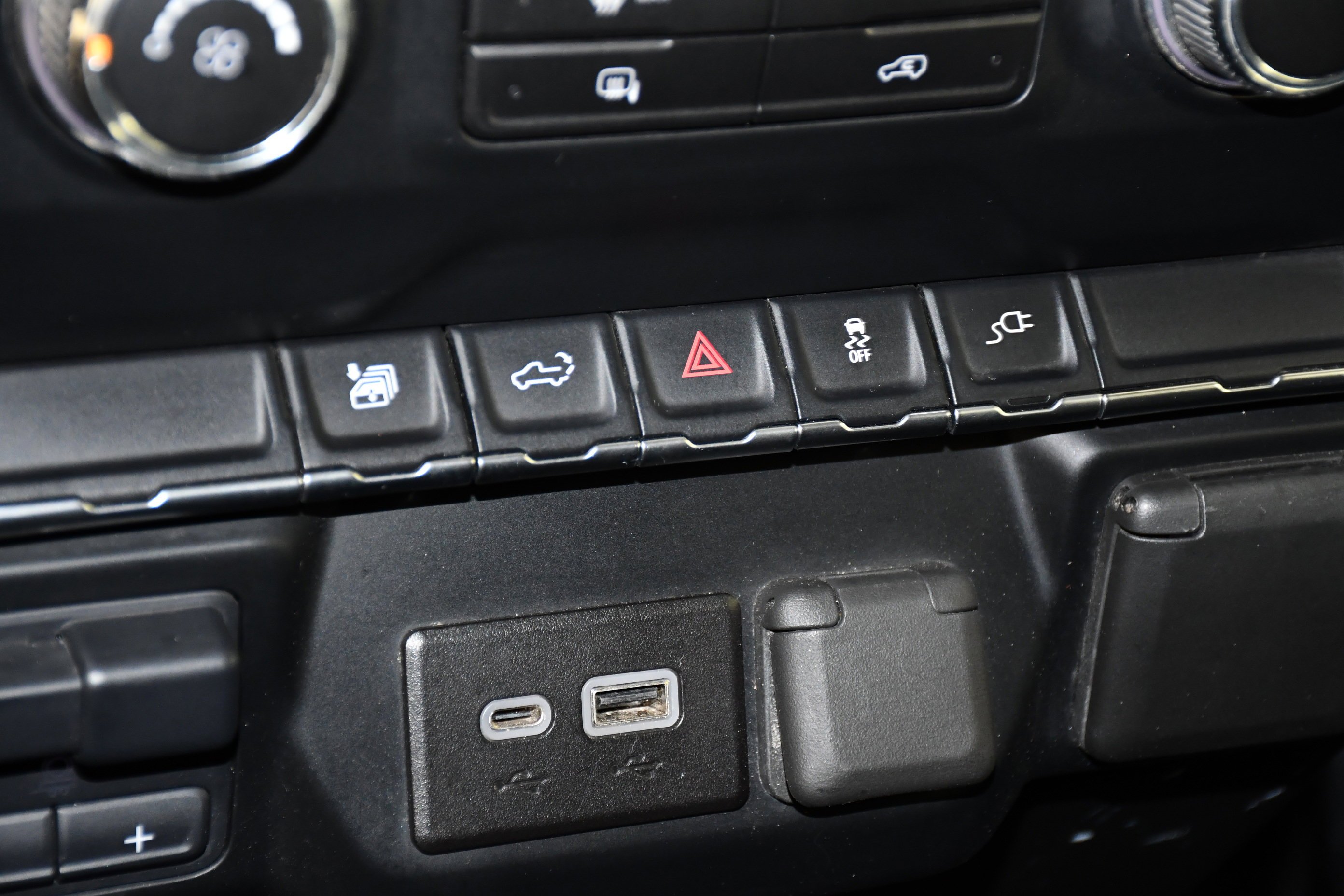 Used 2022 White GMC SLE image 33