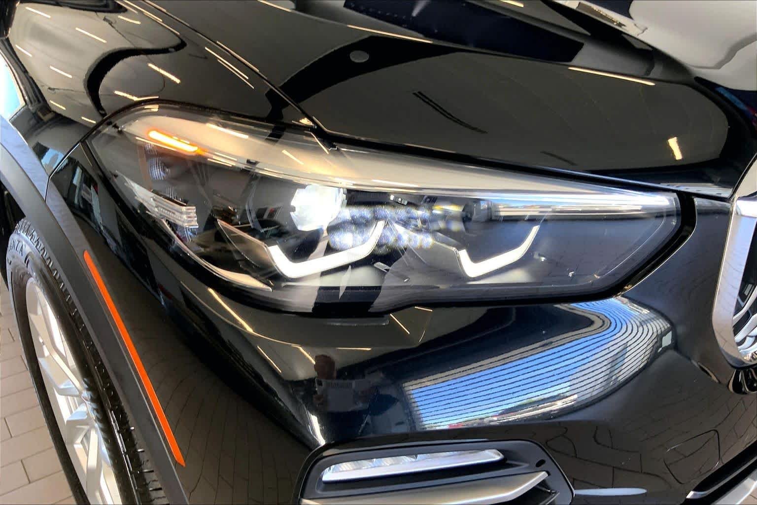 Used 2021 Black Sapphire Metallic BMW xDrive40i image 26