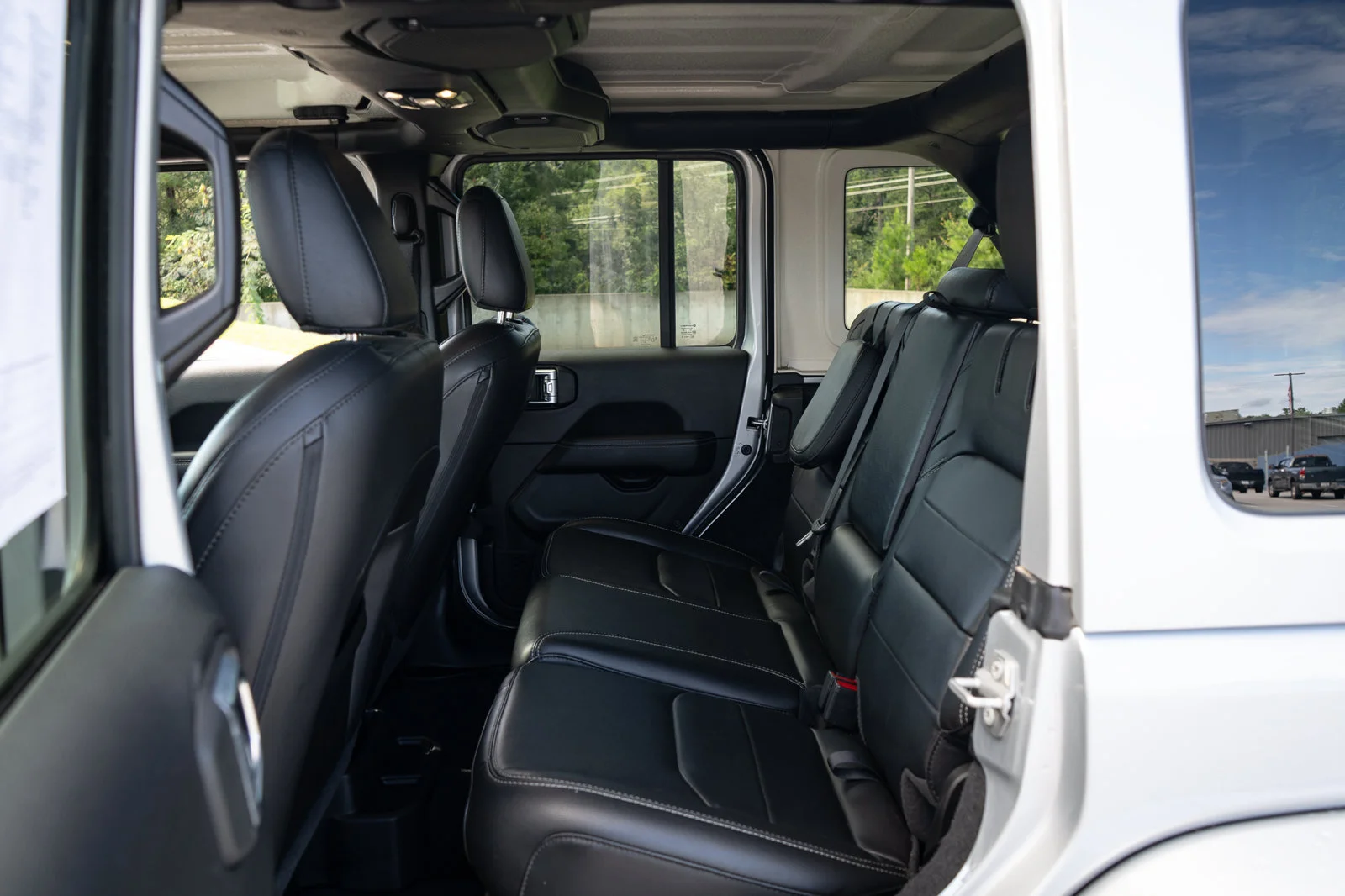 Used 2023 Silver Jeep Sahara 4xe image 18
