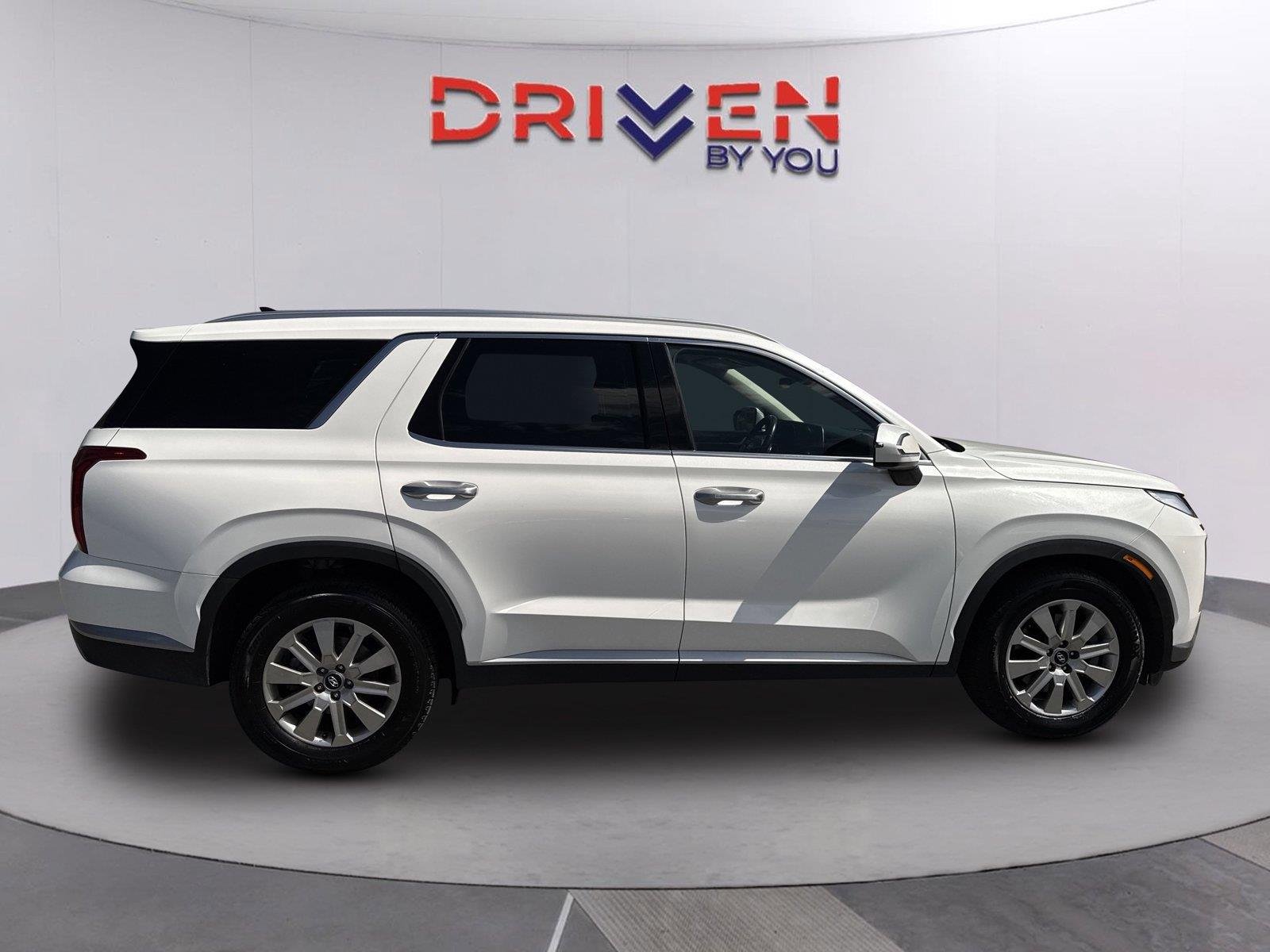 Used 2024 Hyper White Hyundai SEL 7P image 2