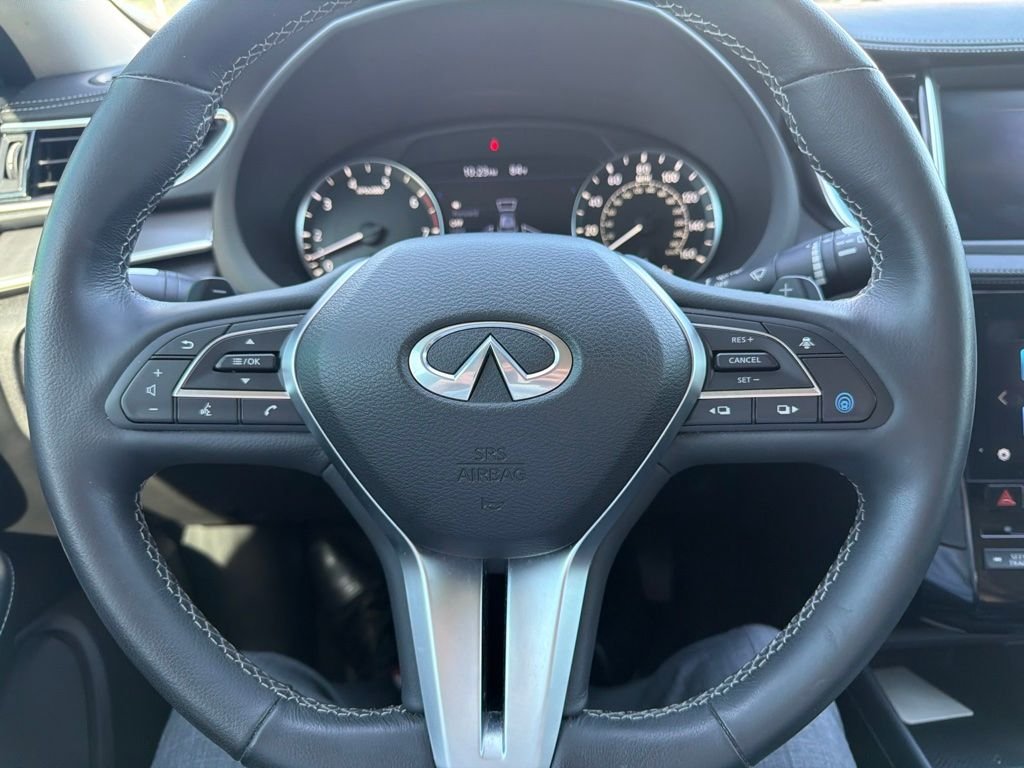 Used 2023 White INFINITI LUXE image 2