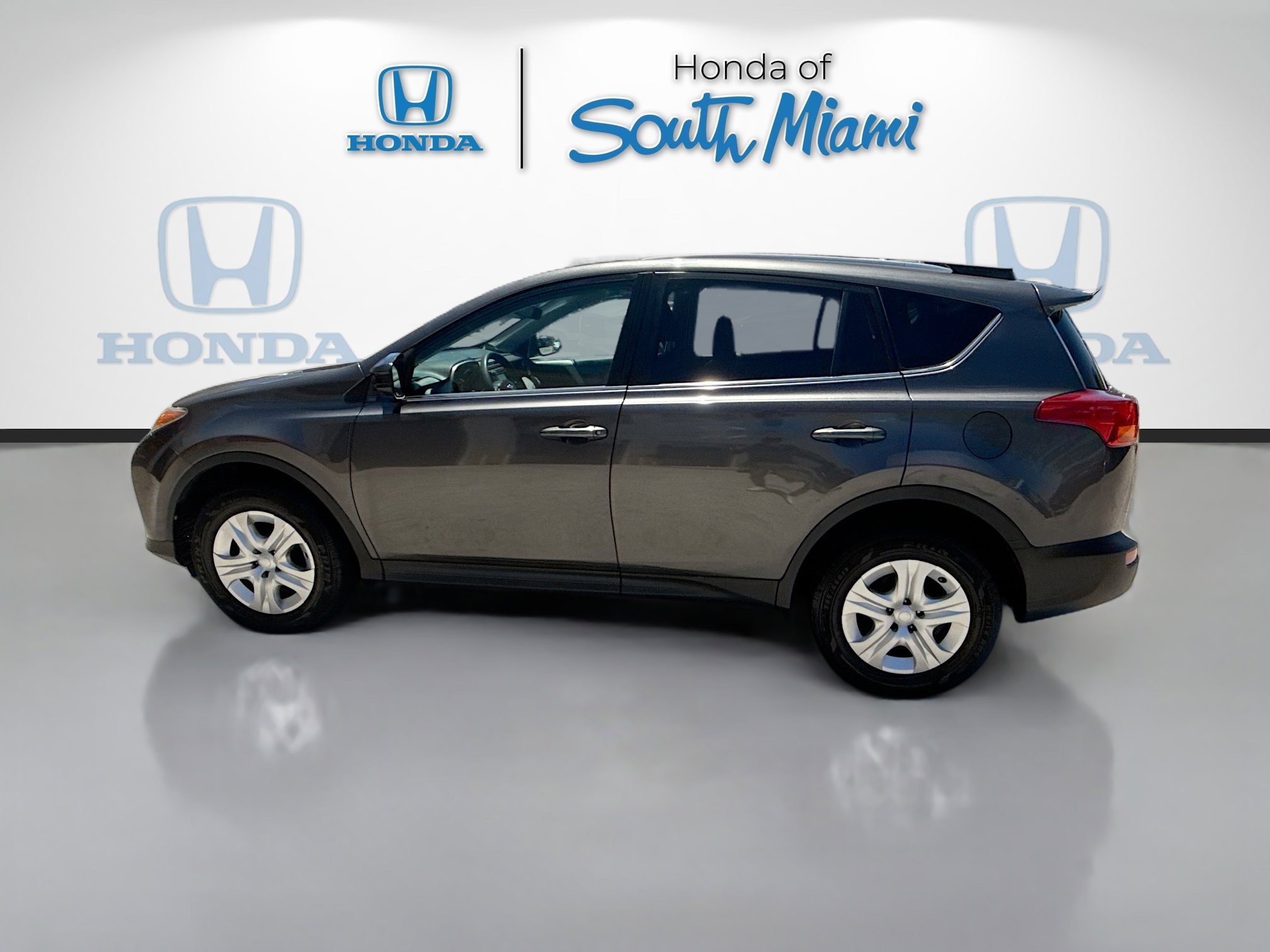 Used 2015 Magnetic Gray Metallic Toyota LE image 4