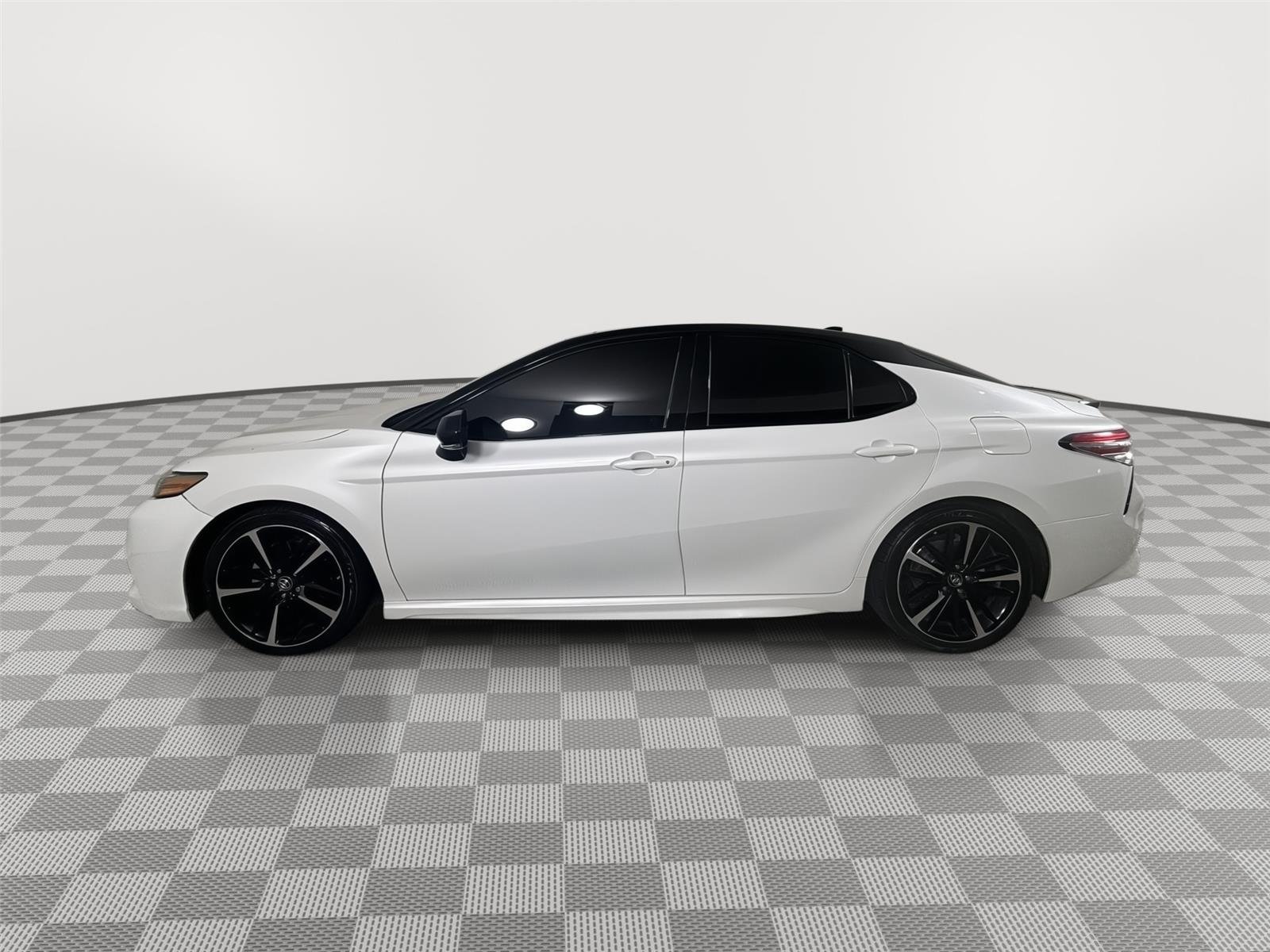 Used 2019 Wind Chill Pearl w/Midnight Black Metallic Roof Toyota XSE V6 image 17