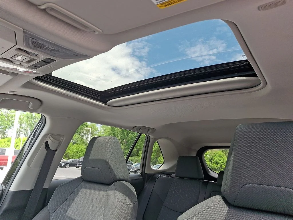 2025 Toyota RAV4 XLE - Photo 14