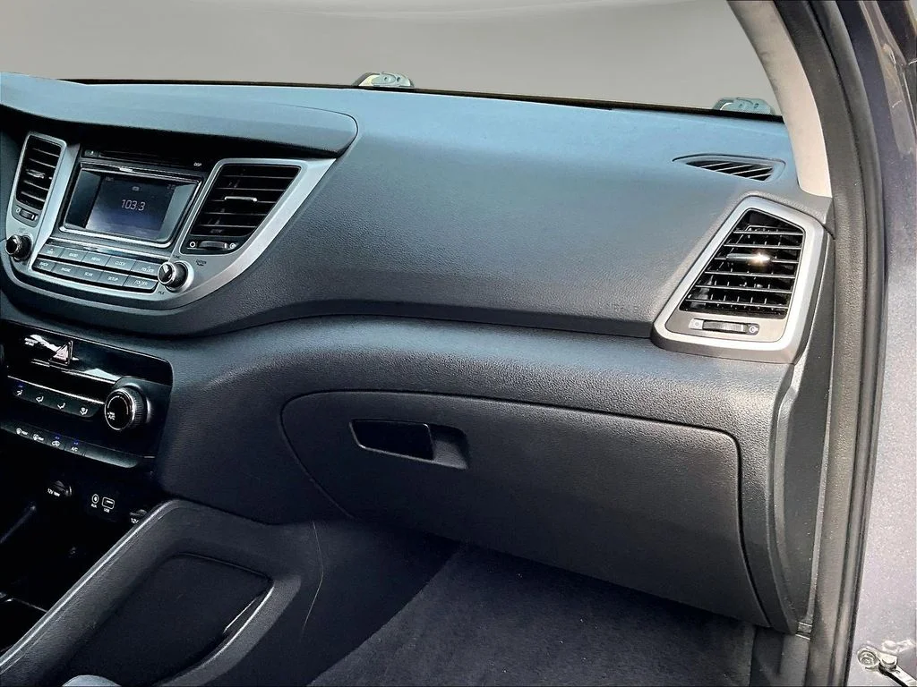 Used 2018 Gray Hyundai SE image 29