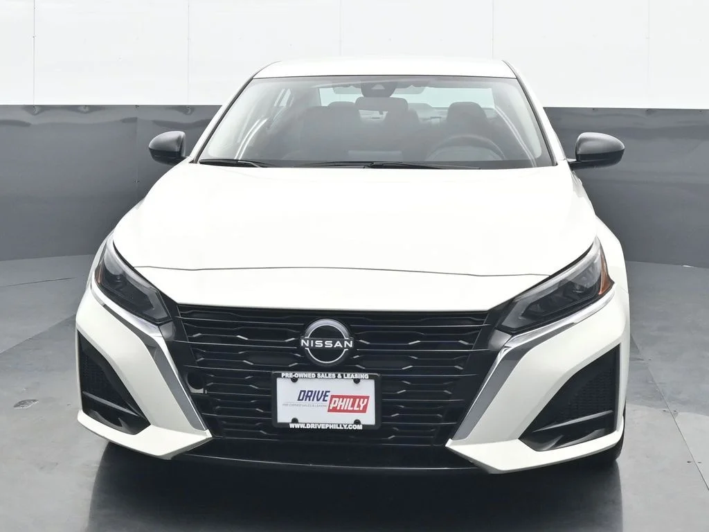 Used 2025 White Nissan 2.5 SV image 1