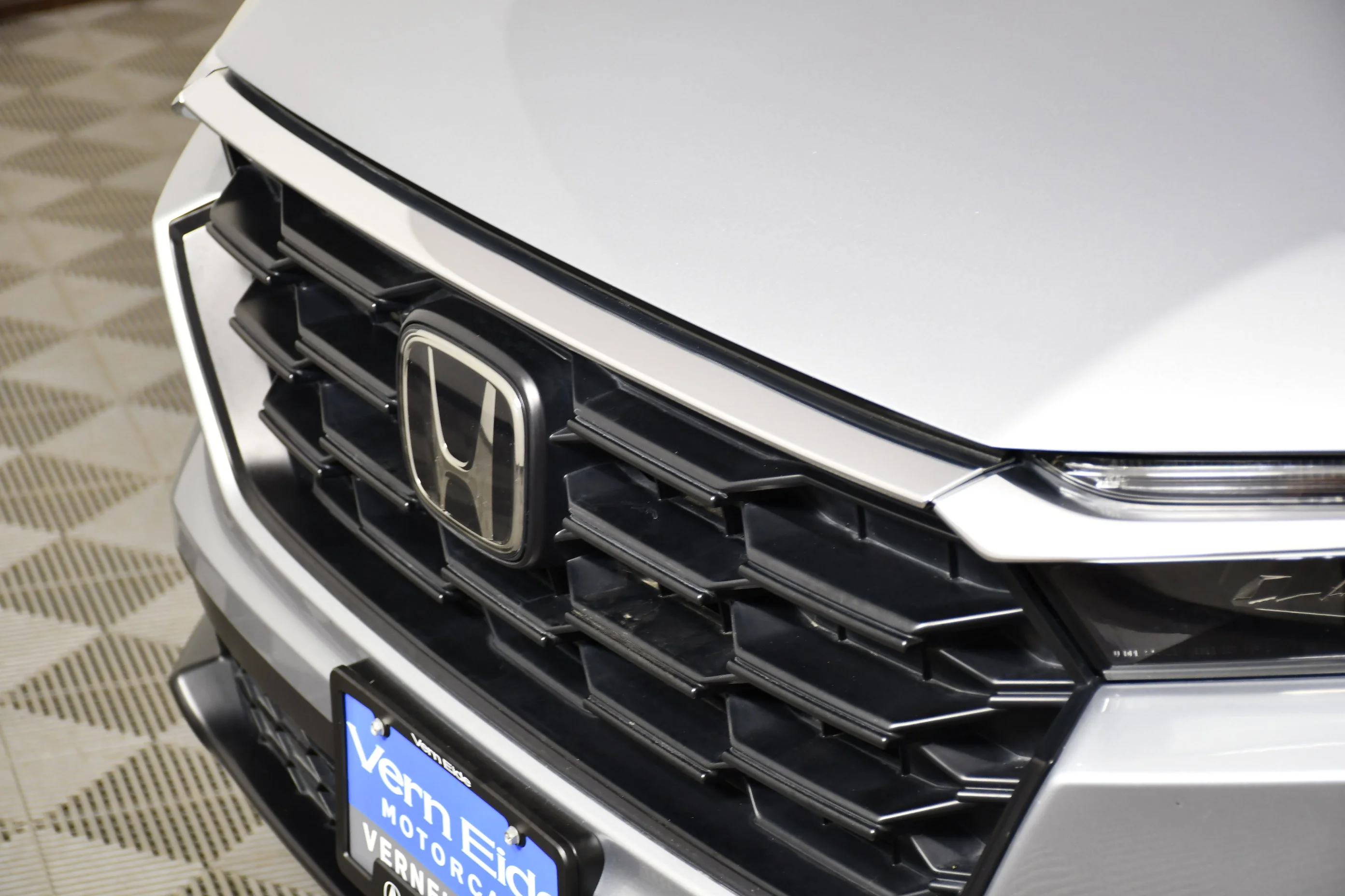 Used 2025 Solar Silver Metallic Honda LX image 11