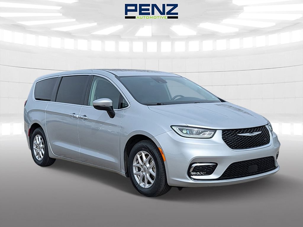 2023 Chrysler Pacifica Touring L's photo