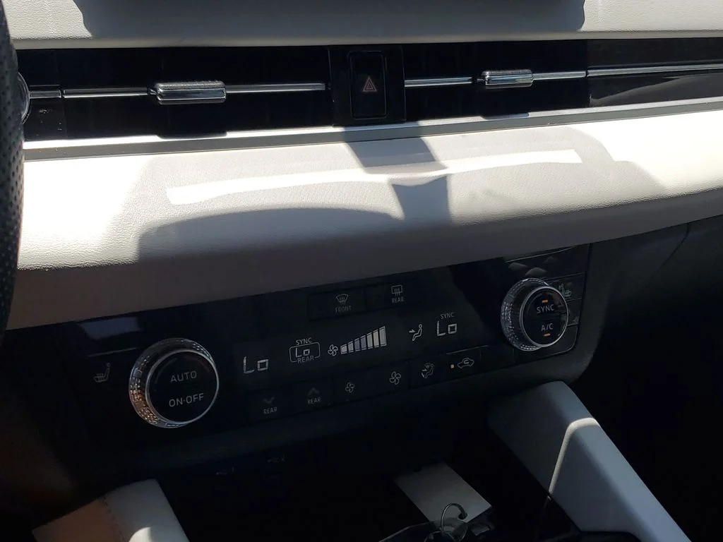 Used 2022  Mitsubishi SEL image 29