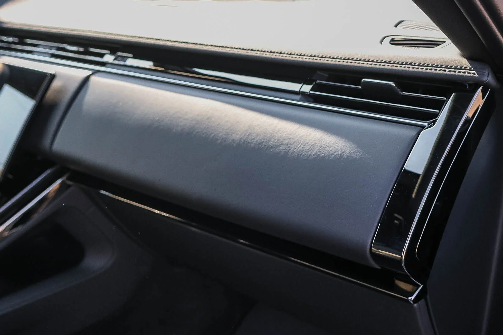 New 2026 Santorini Black Land Rover Dynamic SE image 18
