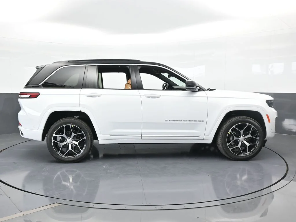 New 2025 Bright White Clear-Coat Exterior Paint Jeep Summit Reserve image 6