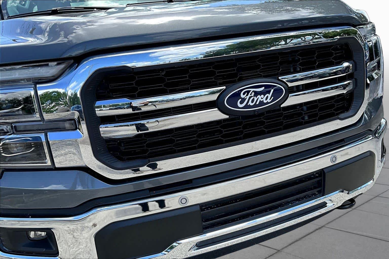 Used 2025 Carbonized Gray Metallic Ford LARIAT image 55
