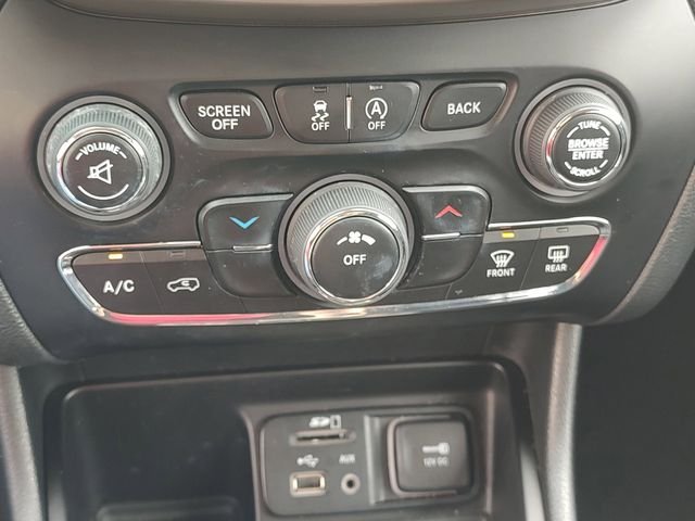 Used 2016 Silver Jeep Latitude image 16