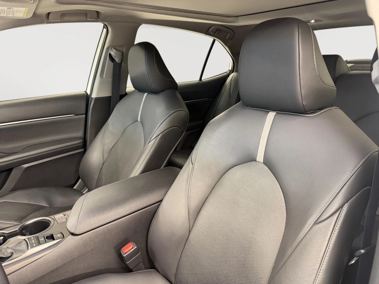 Used 2021 Wind Chill Pearl Toyota XSE image 7